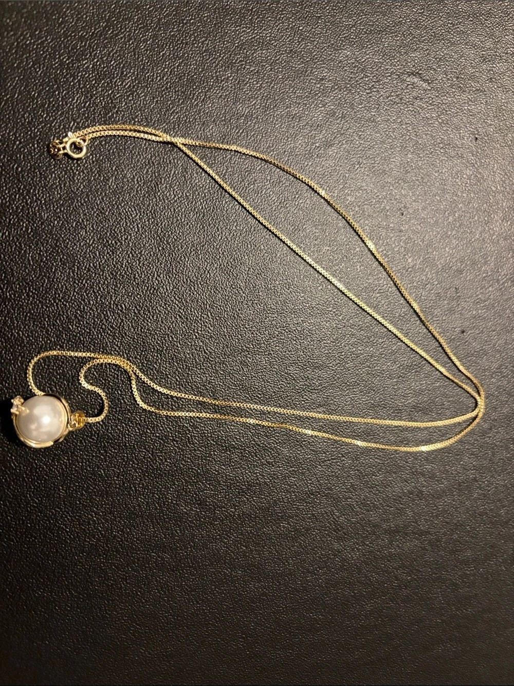 Pearl Pendant Necklace in Gold & White Like New